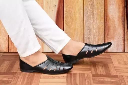 RoyalEase Stylish Men's Black Traditional Jutties